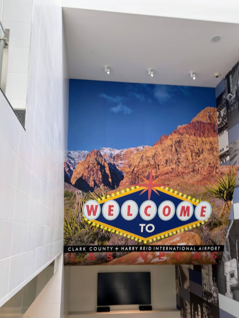 Welcome to Las Vegas Wandbild am Harry Reid International Airport mit Red Rock Canyon Hintergrund