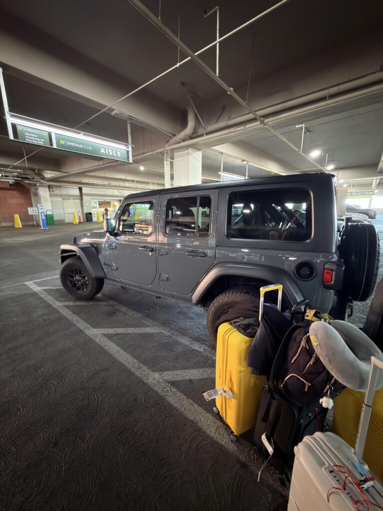 Grauer Jeep Wrangler mit Gepäck beim National Car Rental am Flughafen Las Vegas