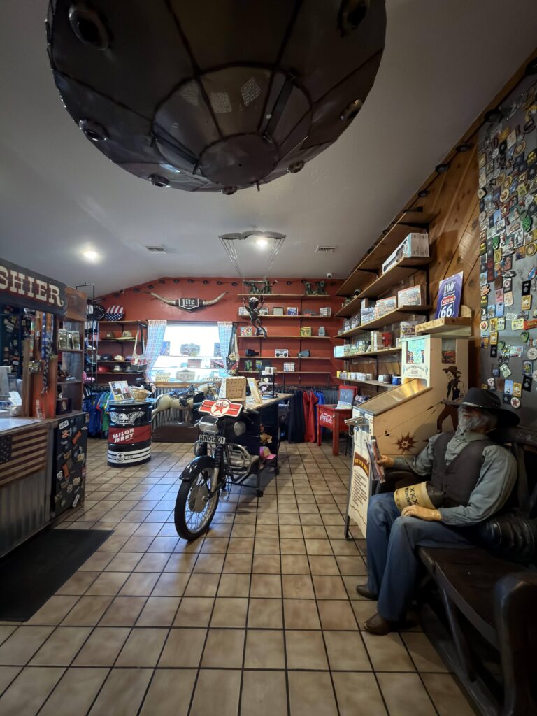 Souvenirshop im Wagon Wheel Restaurant Needles California mit Route-66-Memorabilia und Motorrad-Dekoration