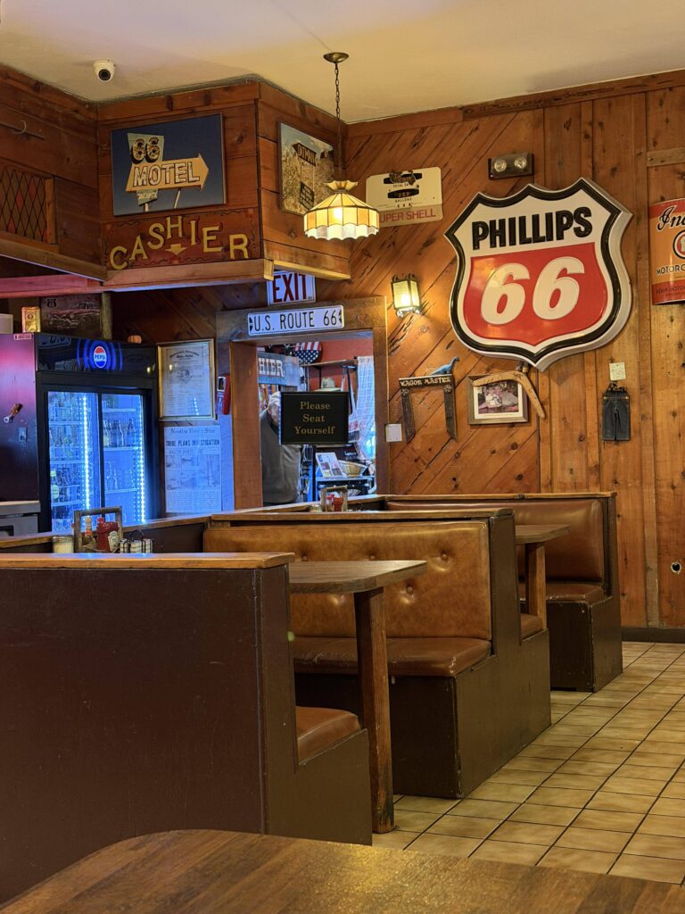 Rustikaler Diner-Innenraum mit Phillips 66 Schild und Route-66-Nostalgie in Needles California