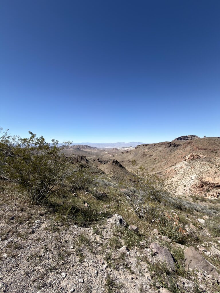 Weite Aussicht über die Wüstenlandschaft vom Sitgreaves Pass auf der Route 66 in Arizona