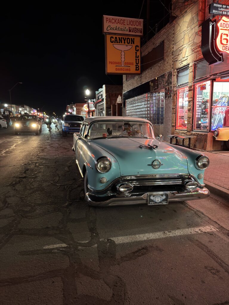 Türkisfarbener Oldtimer der 1950er Jahre vor dem Canyon Club an der Route 66 in Williams Arizona bei Nacht
