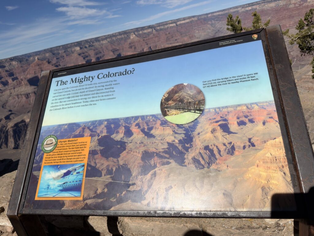 Infotafel The Mighty Colorado am Grand Canyon mit Blick in den Canyon im Hintergrund