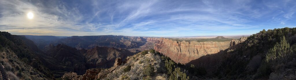 Panoramablick über den Grand Canyon bei Abendlicht mit dramatischem Wolkenhimmel
