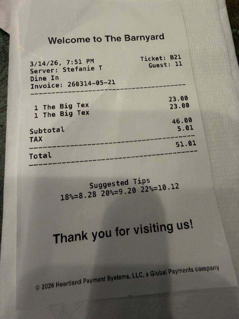 Kassenbon des Restaurants „The Barnyard" in Page, Arizona: zweimal The Big Tex für insgesamt 51,01 USD inklusive Steuer.