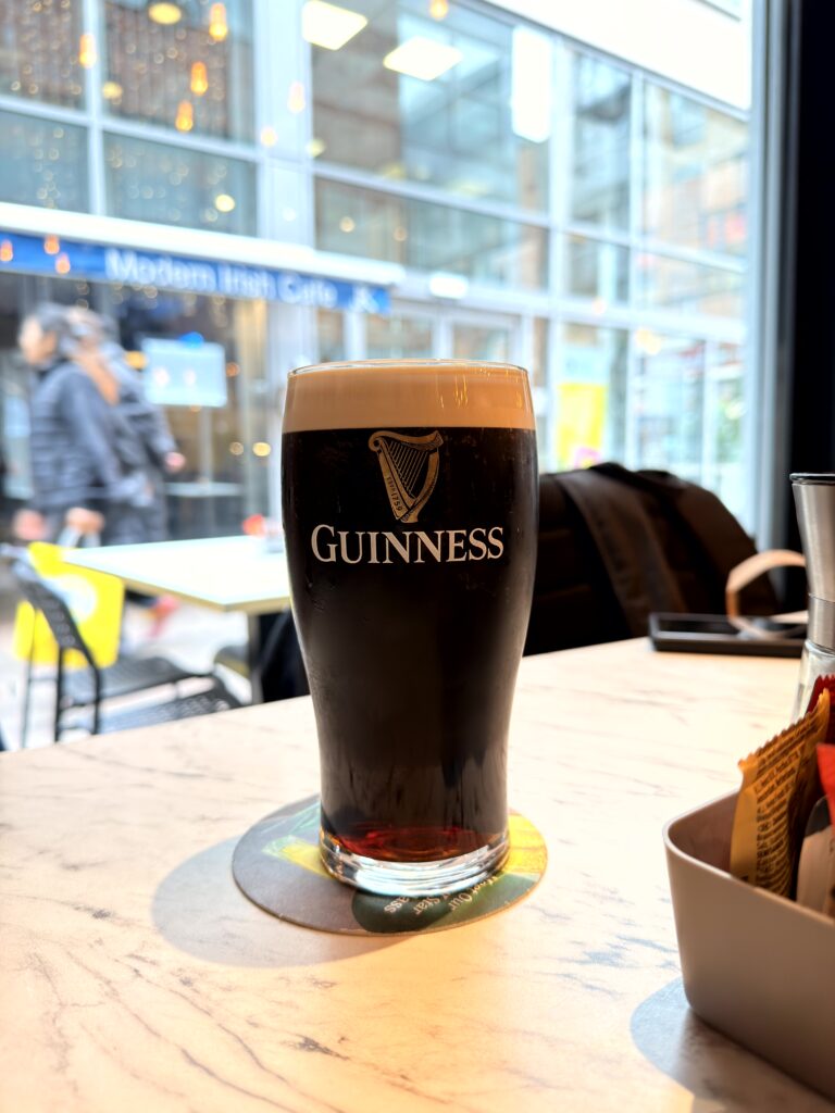 Frisch gezapftes Pint Guinness auf Marmortisch im Restaurant The Ribs Dublin