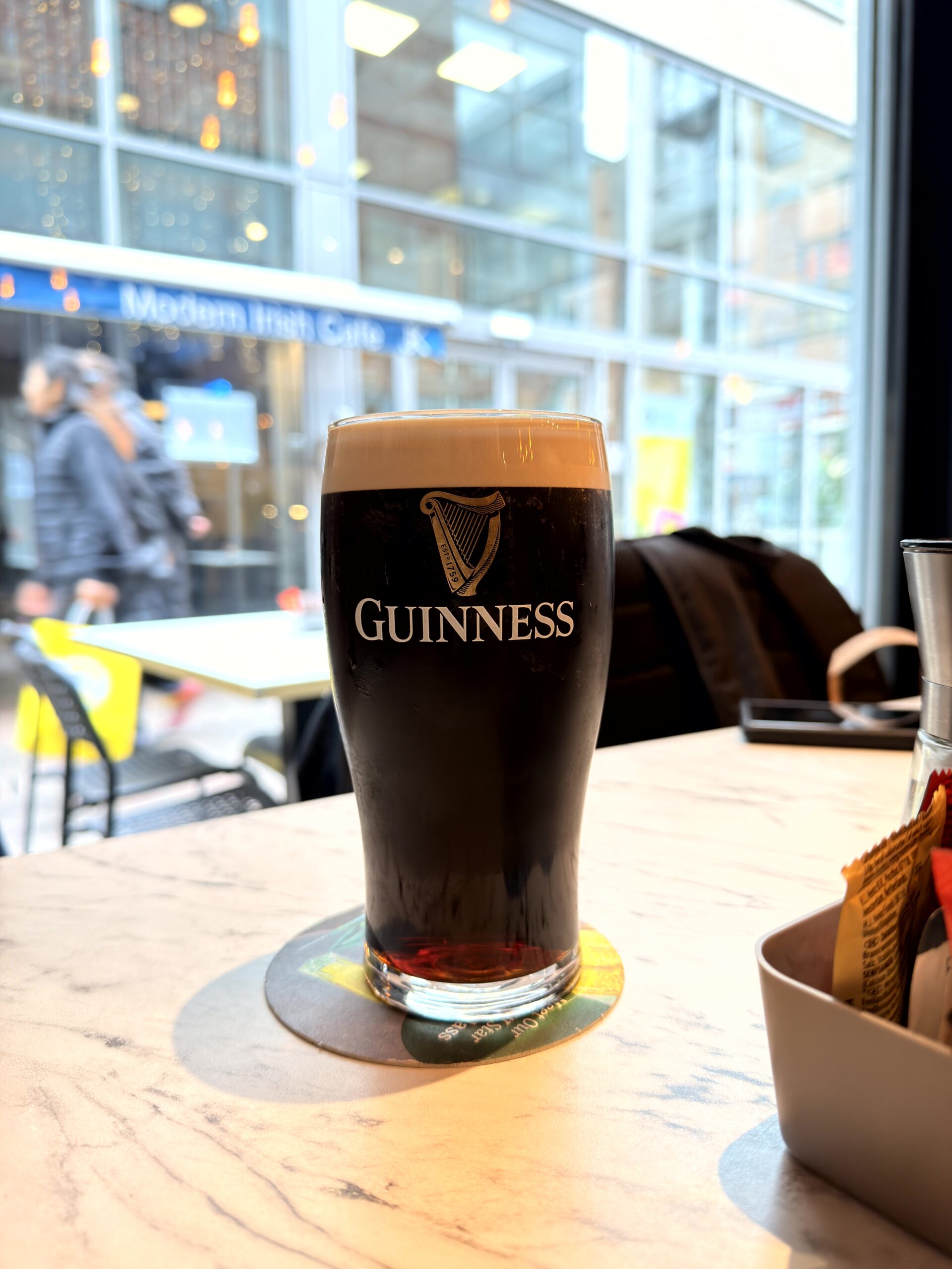 Frisch gezapftes Pint Guinness auf Marmortisch im Restaurant The Ribs Dublin