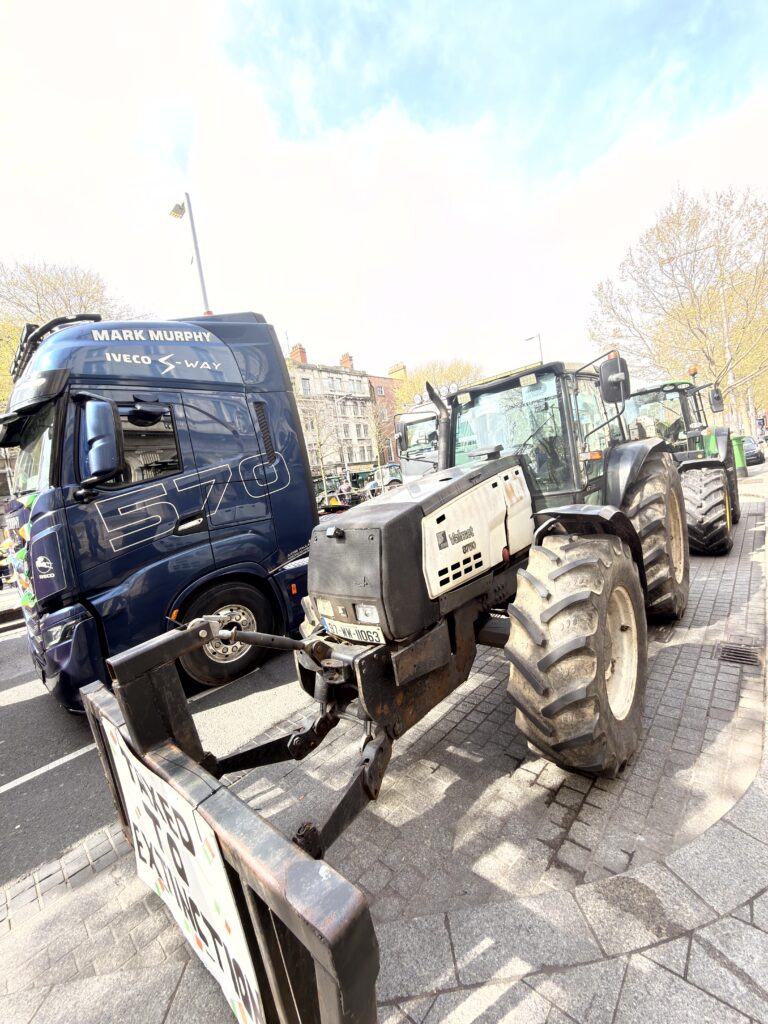 Traktoren und LKW blockieren eine Straße in Dublin beim Generalstreik