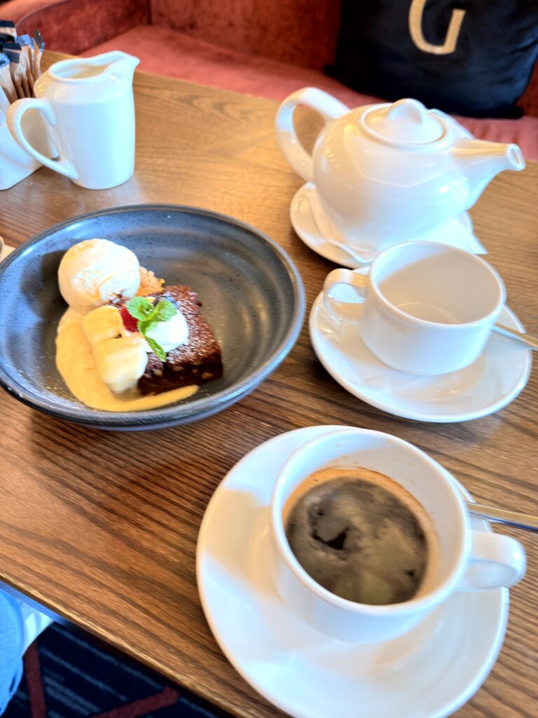 Schokoladenbrownie mit Vanillesauce, Eiskugel, frischen Erdbeeren und Minze im Riu Plaza The Gresham Dublin