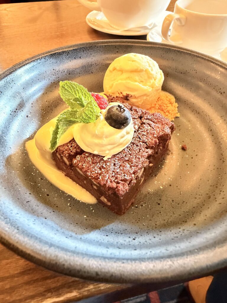 Warmer Schokoladenbrownie mit Baileys-Sauce, Vanilleeis, Schlagsahne, Blaubeere und Minze im Riu Plaza The Gresham Dublin