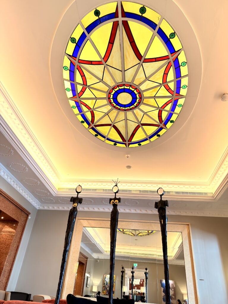 Prachtvolles rundes Buntglasfenster in der Decke der Lobby des Riu Plaza The Gresham Dublin