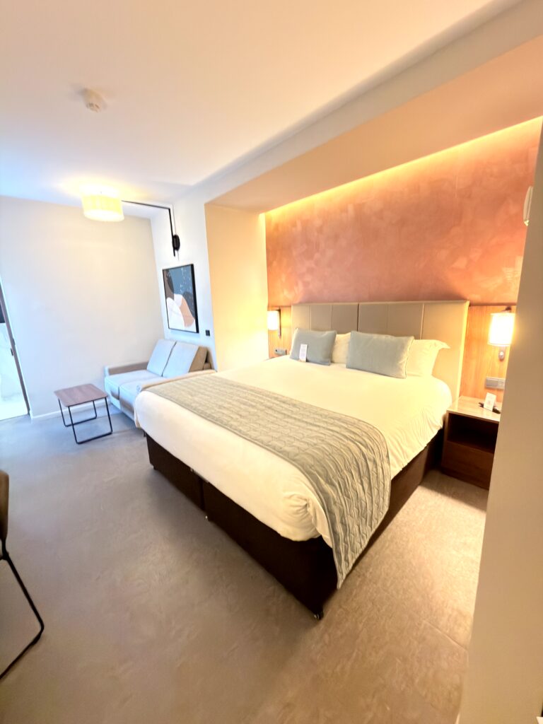 Modernes Doppelzimmer mit Kingsize-Bett und indirekter Beleuchtung im Riu Plaza The Gresham Dublin