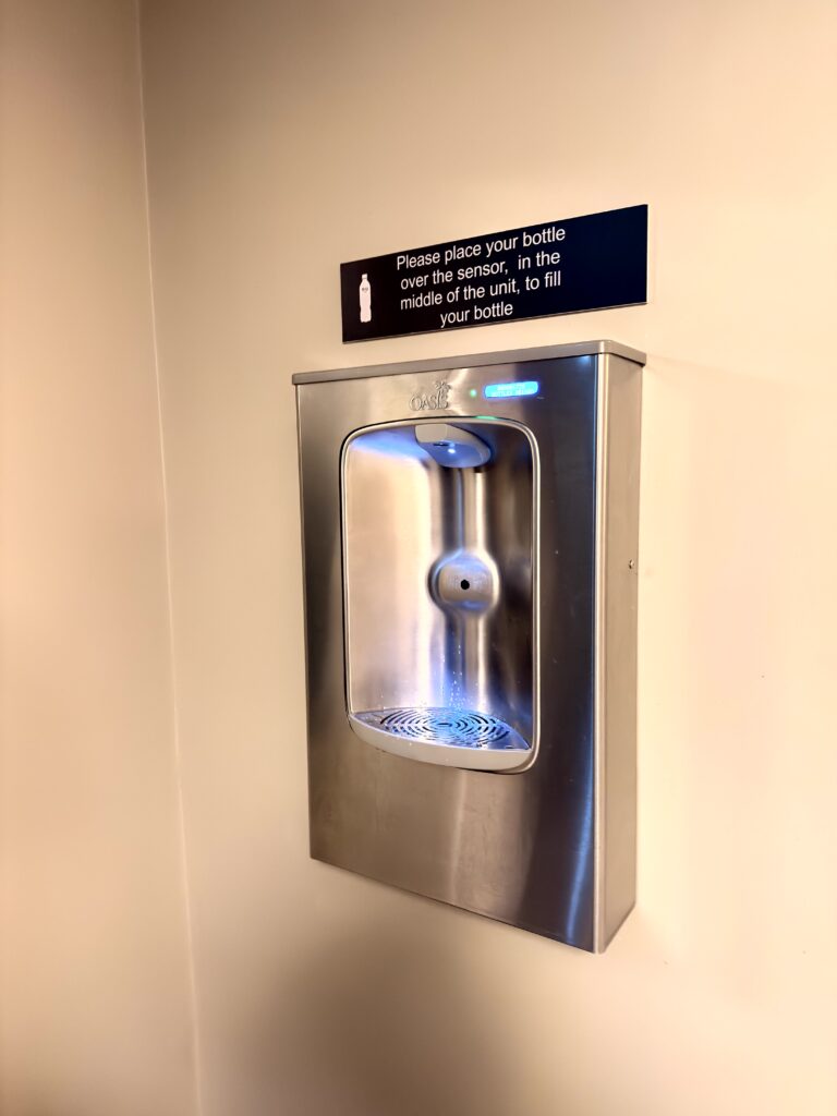 Kostenloser Wasserflaschenfüller aus Edelstahl im Flur des Riu Plaza The Gresham Dublin