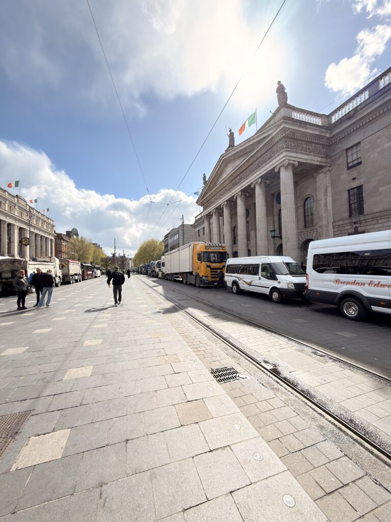 General Post Office Dublin an der O'Connell Street mit blockierenden LKW beim Generalstreik und irischer Flagge