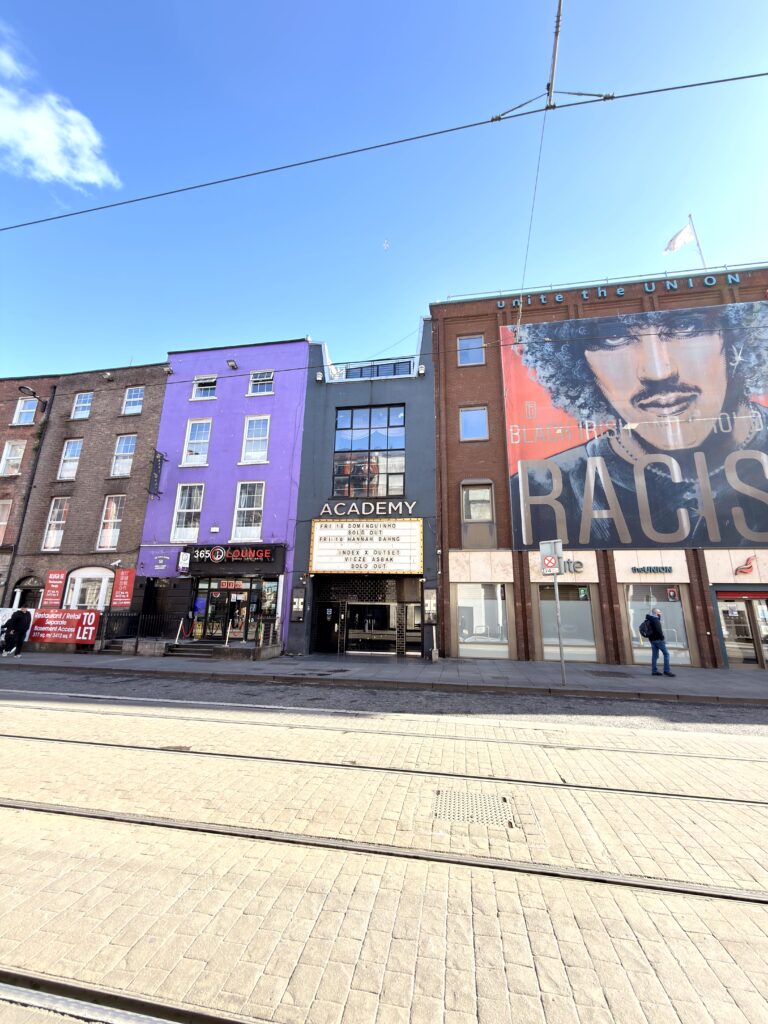 Eingang des Musikclubs The Academy in Dublin mit Anzeigetafel für Konzerte