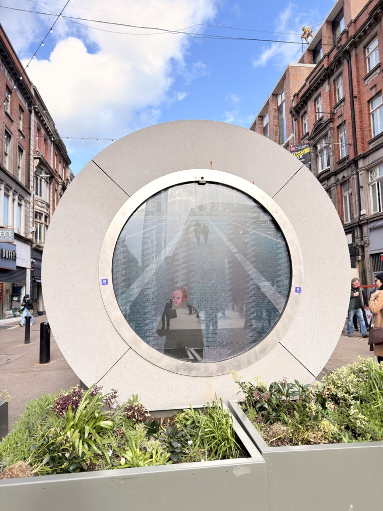 Rundes Portal-Kunstwerk auf der O'Connell Street Dublin mit Live-Videoübertragung einer anderen Stadt