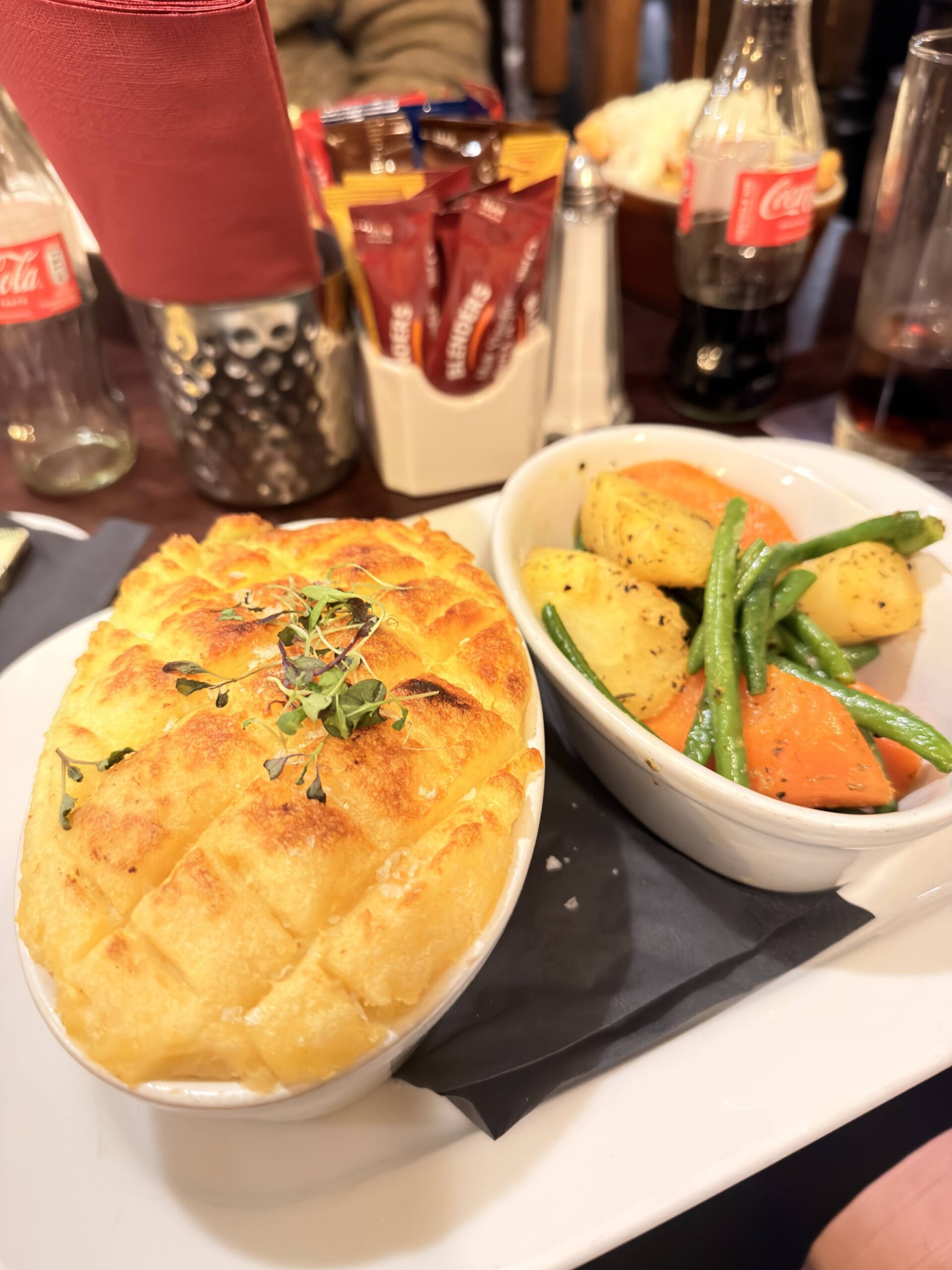 Goldbraune Irish Pie mit Blätterteigdeckel und Gemüsebeilage mit Kartoffeln und grünen Bohnen im Madigans Pub Dublin