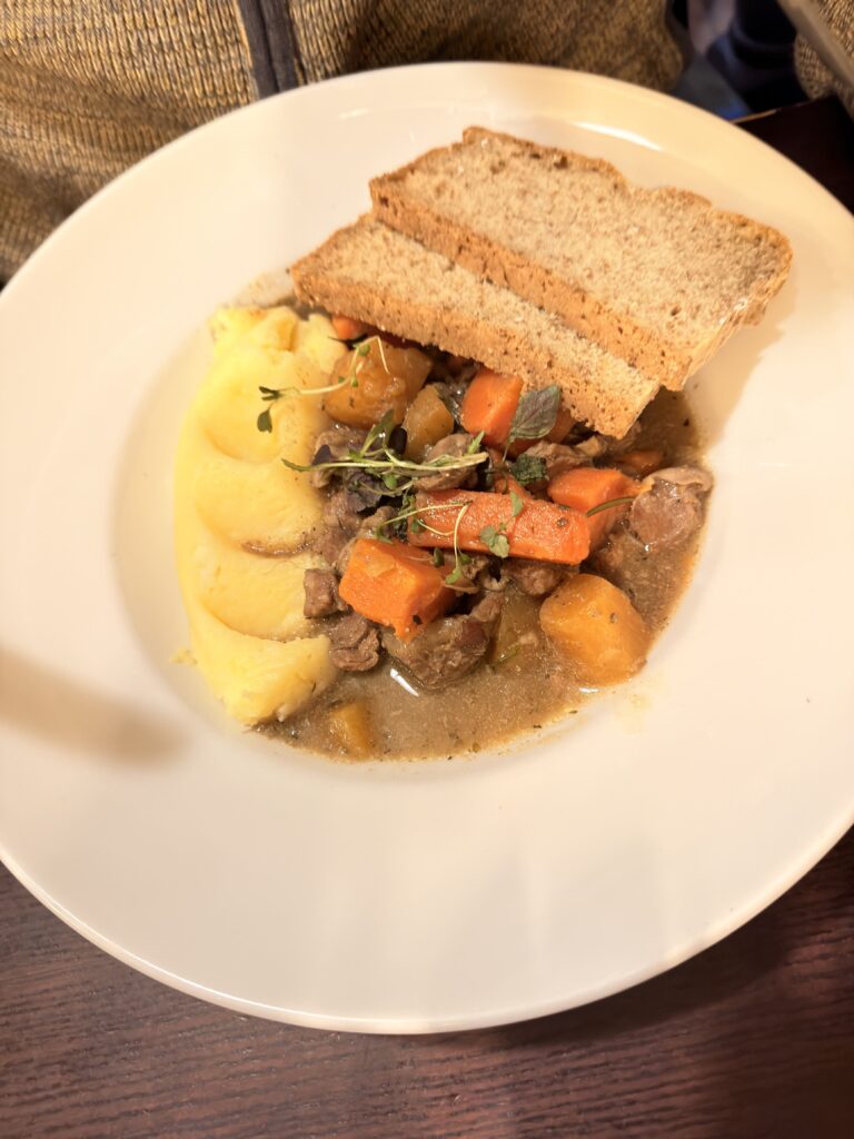 Irish Stew mit Lammfleisch, Karotten, Kartoffeln und Stampfkartoffeln sowie Vollkornbrot im Madigans Pub Dublin