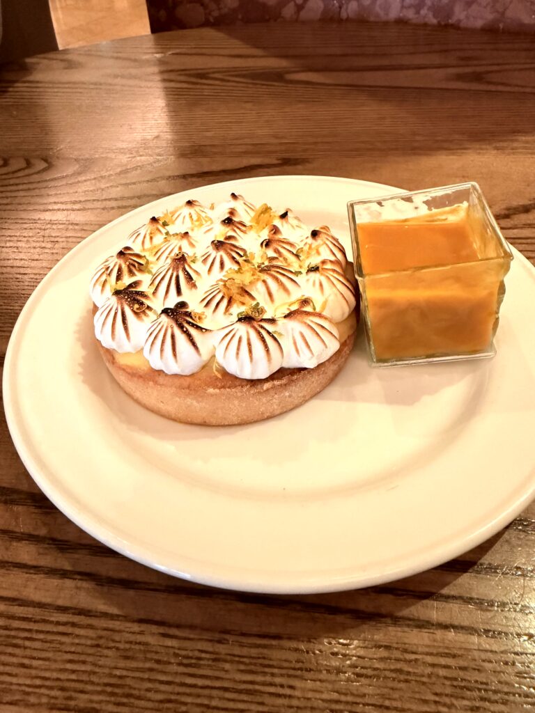 Lemon Meringue Tart mit geflammter Baiserhäubchen und Lemon Curd im Glas im Riu Plaza The Gresham Dublin