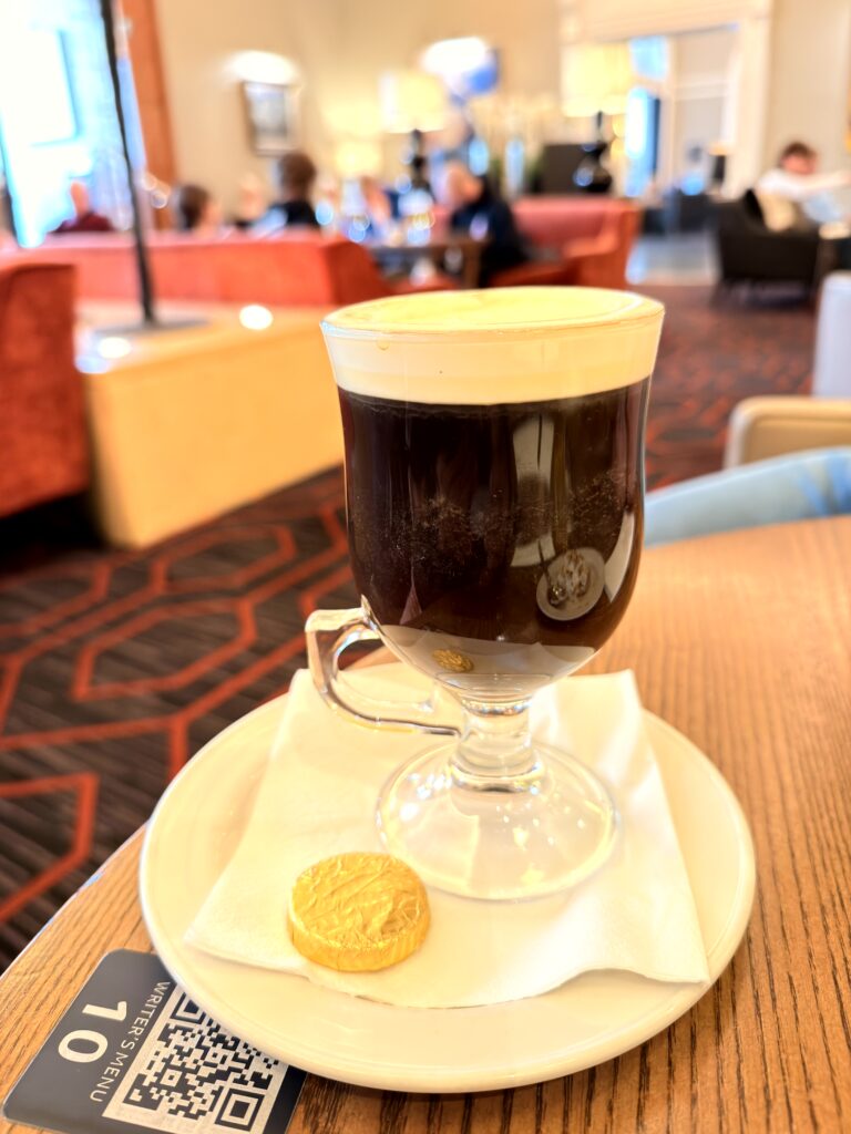 Irish Coffee im Glas mit Sahnehaube und Schokolade im Riu Plaza The Gresham Dublin