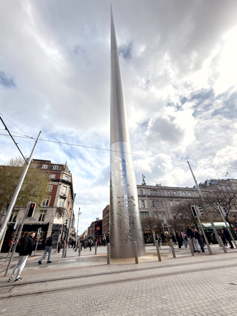 The Spire, die silberne Edelstahlnadel auf der O'Connell Street in Dublin