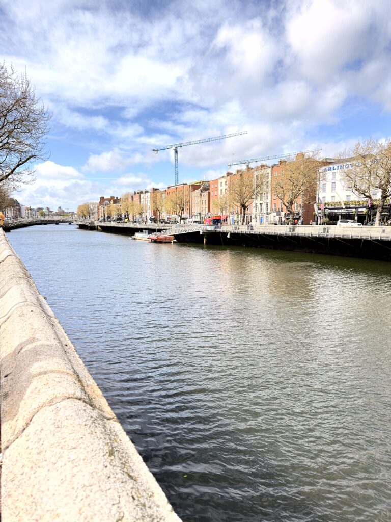Blick entlang des Flusses Liffey in Dublin mit der Ha'penny Bridge im Hintergrund