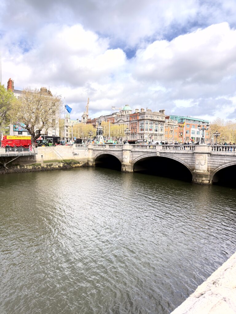 O'Connell Bridge über den Fluss Liffey in Dublin mit Streikenden und Fahrzeugen im Hintergrund