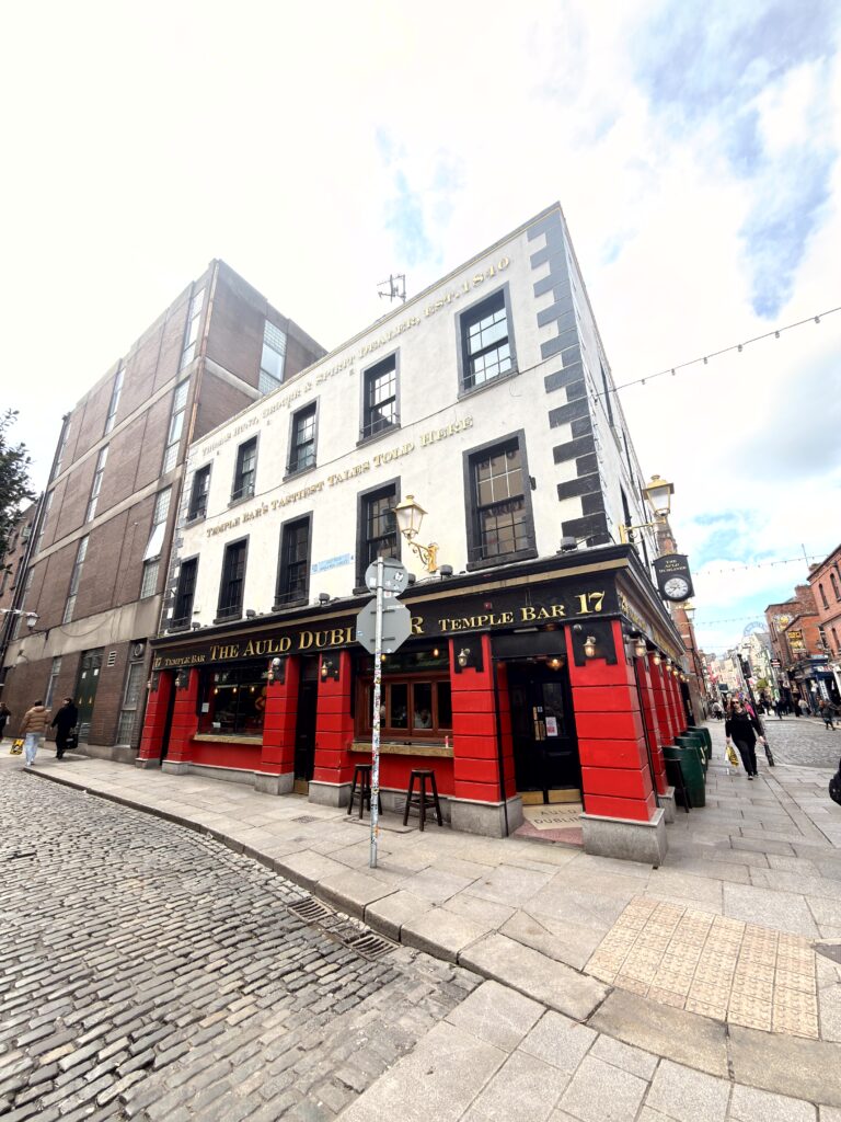 Roter Eckpub The Auld Dubliner am Kopfsteinpflaster im Temple Bar Viertel Dublin