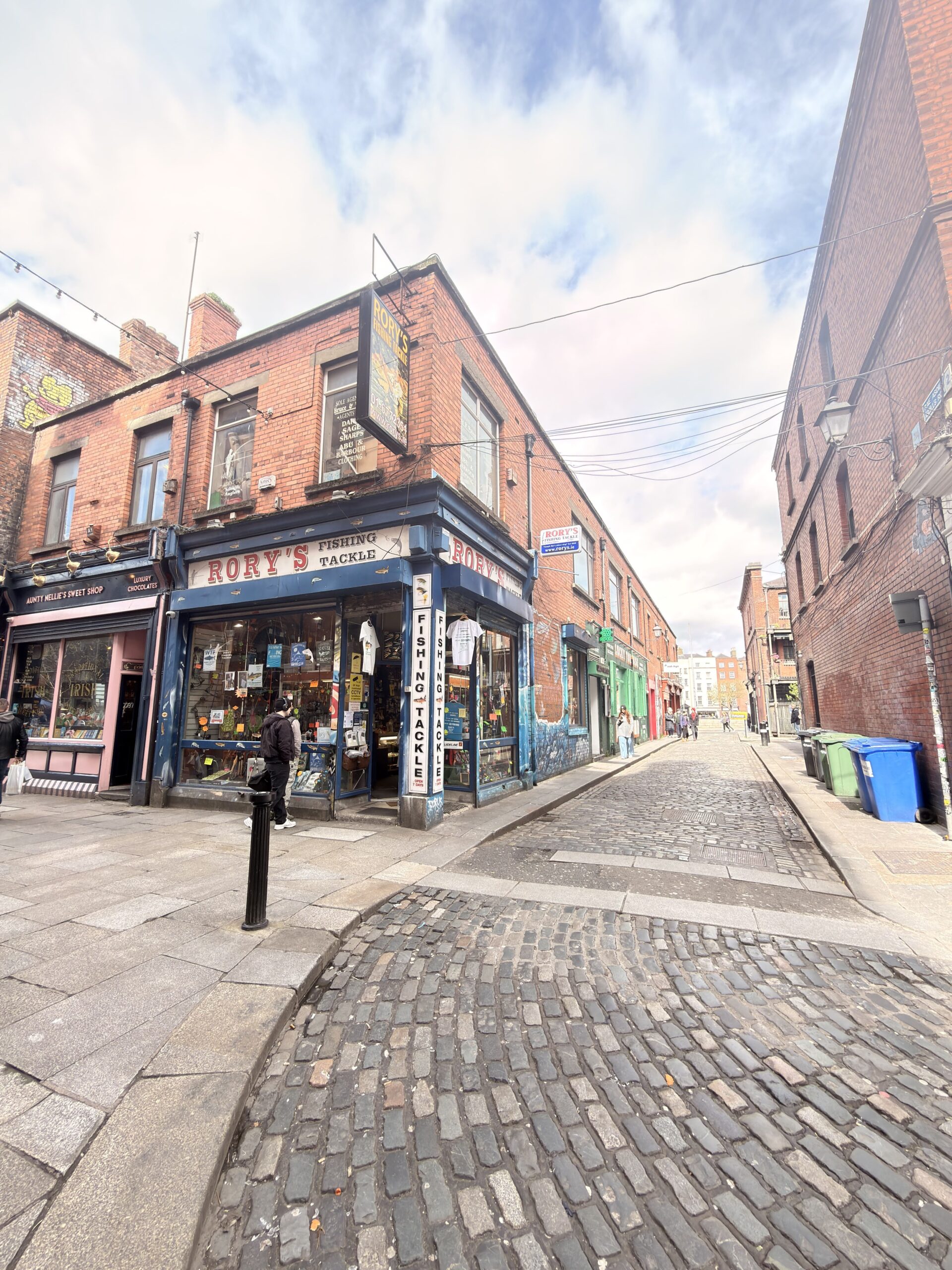 Rory's Fishing Tackle Shop an einer Kopfsteinpflastergasse im Temple Bar Viertel Dublin
