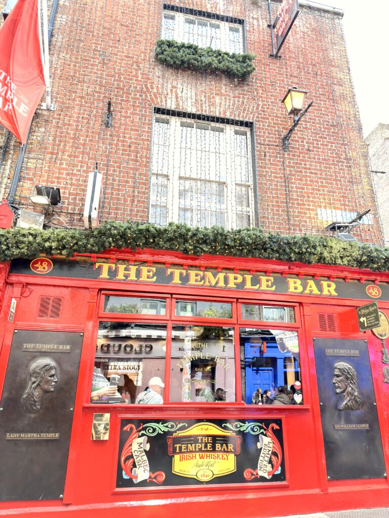 Rote Fassade des berühmten Temple Bar Pubs in Dublin mit Weihnachtsdekoration