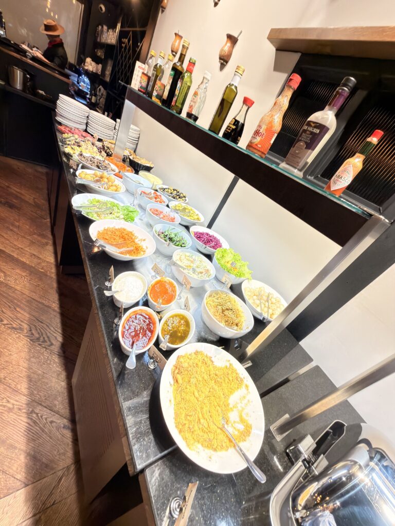 Geöffnetes Chafing Dish mit warmen Reisgerichten im brasilianischen Restaurant Dublin