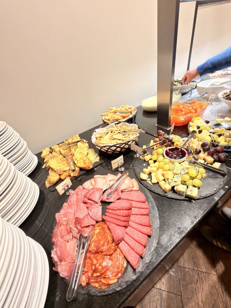 Aufschnittplatte mit Salami und Schinken sowie Käseplatte mit Trauben am Buffet im brasilianischen Restaurant Dublin