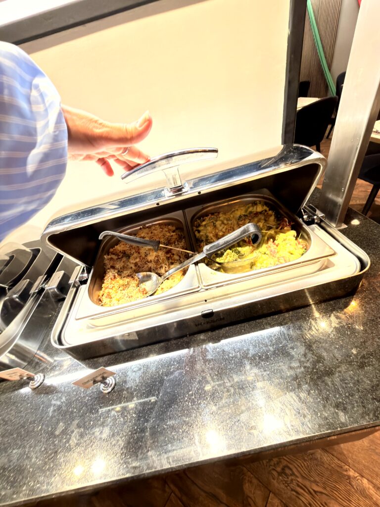 Reichhaltiges Salatbuffet mit vielen Schüsseln und Saucen im brasilianischen Restaurant Dublin
