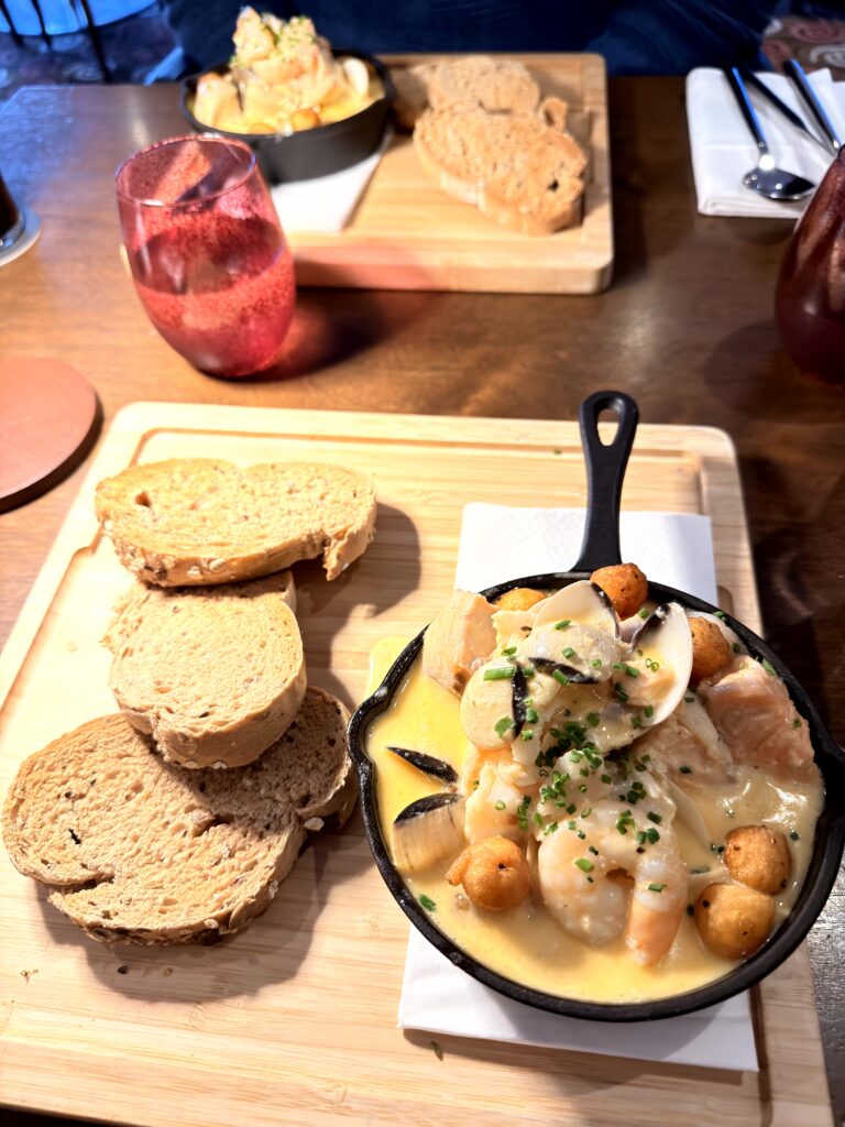 Irischer Seafood Chowder in gusseiserner Pfanne mit Brot im Toddys Bar & Brasserie Dublin