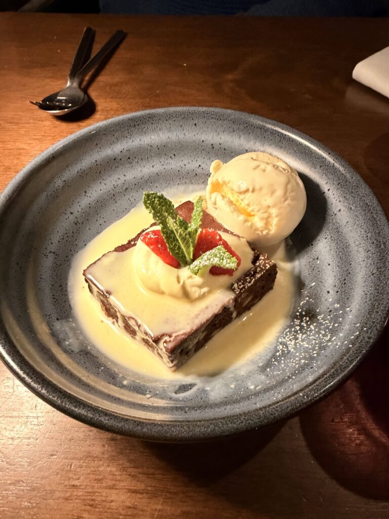 Schokoladenbrownie mit Vanillesauce, Eiskugel, frischen Erdbeeren und Minze im Toddys Bar & Brasserie Dublin