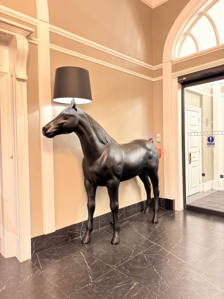 Schwarze lebensgroße Pferde-Stehlampe als Designobjekt im Flur des Riu Plaza The Gresham Dublin