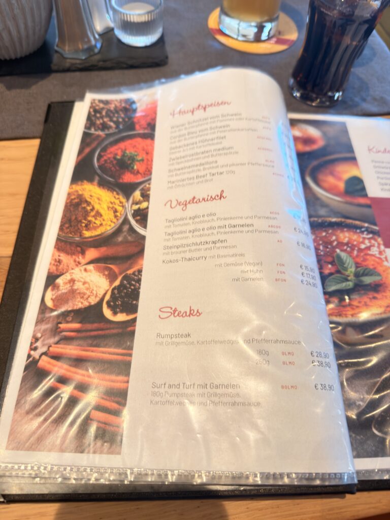 Speisekarte mit regionalen Hauptgerichten im Restaurant Dorfwirt Wiesing in Tirol