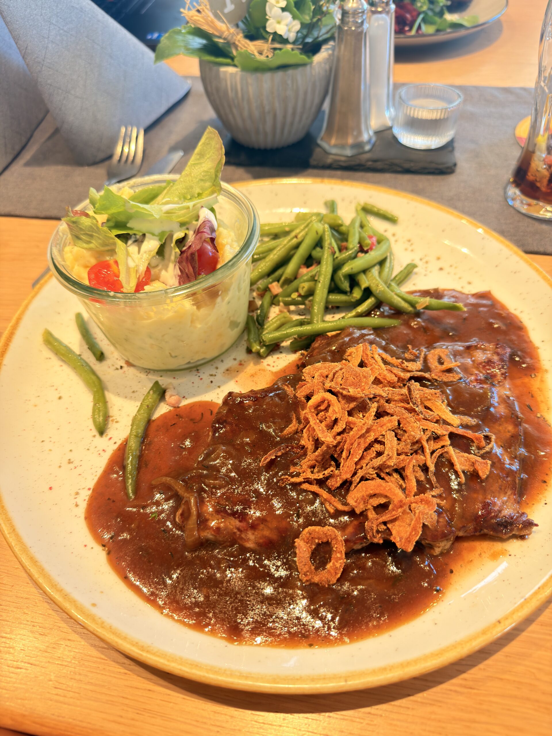 Tiroler Zwiebelrostbraten mit grünen Bohnen und Kartoffelsalat im Dorfwirt Wiesing