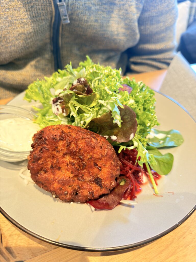Pressknödelsalat mit frischem Blattsalat im Dorfwirt Wiesing in Tirol