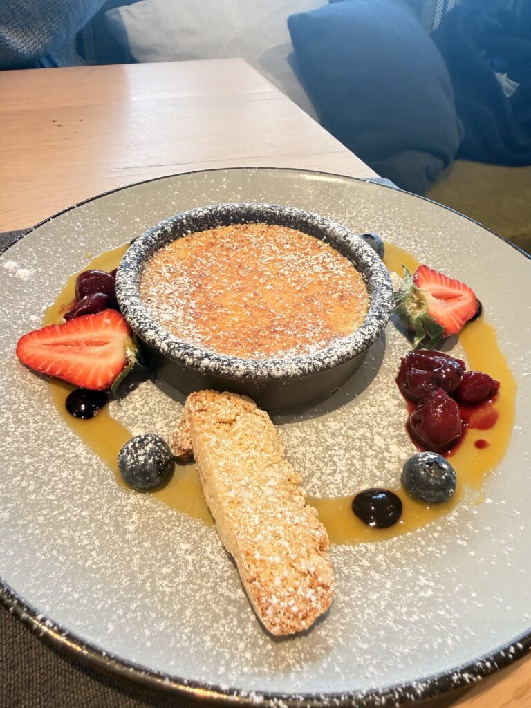 Creme Brûlée als Dessert im Restaurant Dorfwirt Wiesing