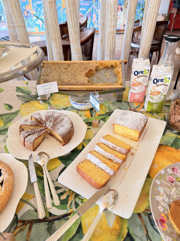Reichhaltiges Frühstücksbuffet im Hotel Villa Madrina in Garda am Gardasee Beschriftung: