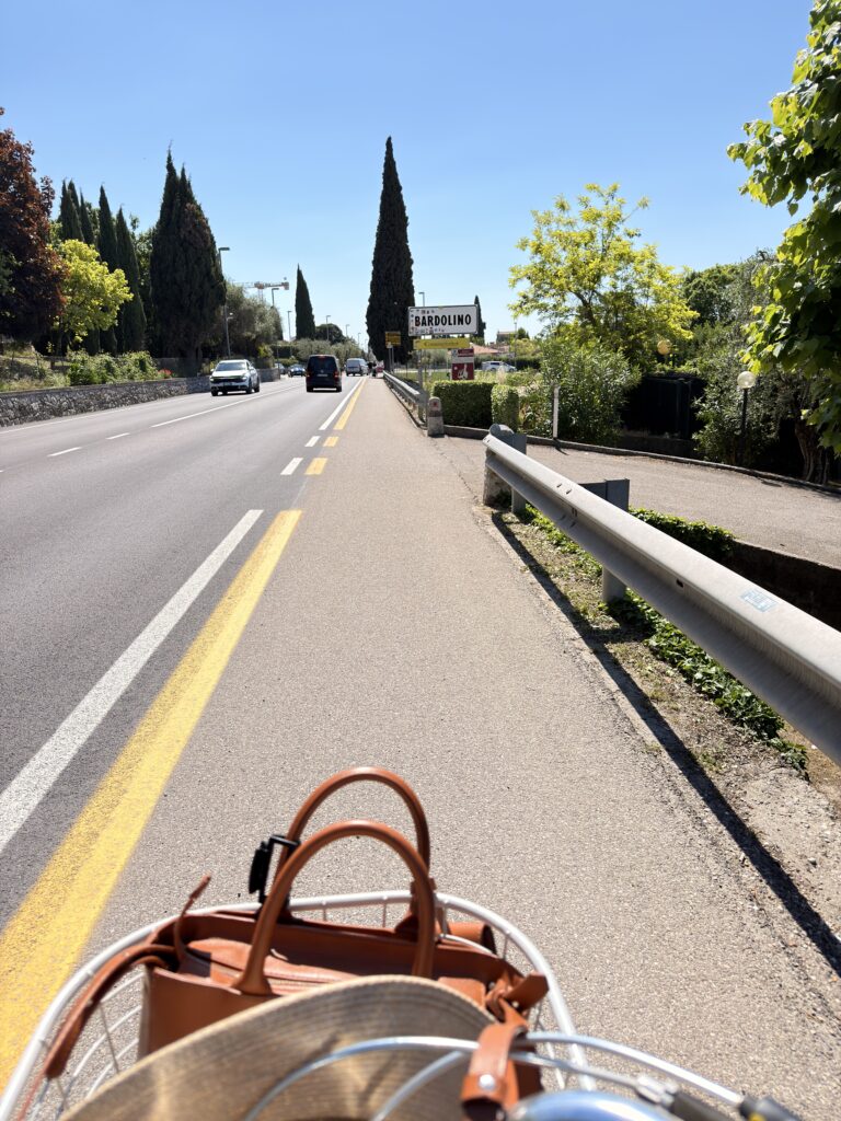 Mit dem Fahrrad nach Bardolino – Ortseinfahrt am Gardasee