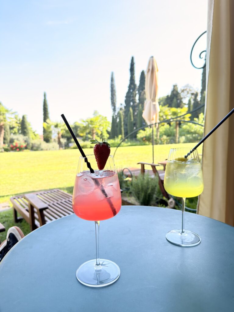 Zwei Cocktails auf der Terrasse eines Hotelzimmers im Hotel Villa Madrina in Garda am Gardasee
