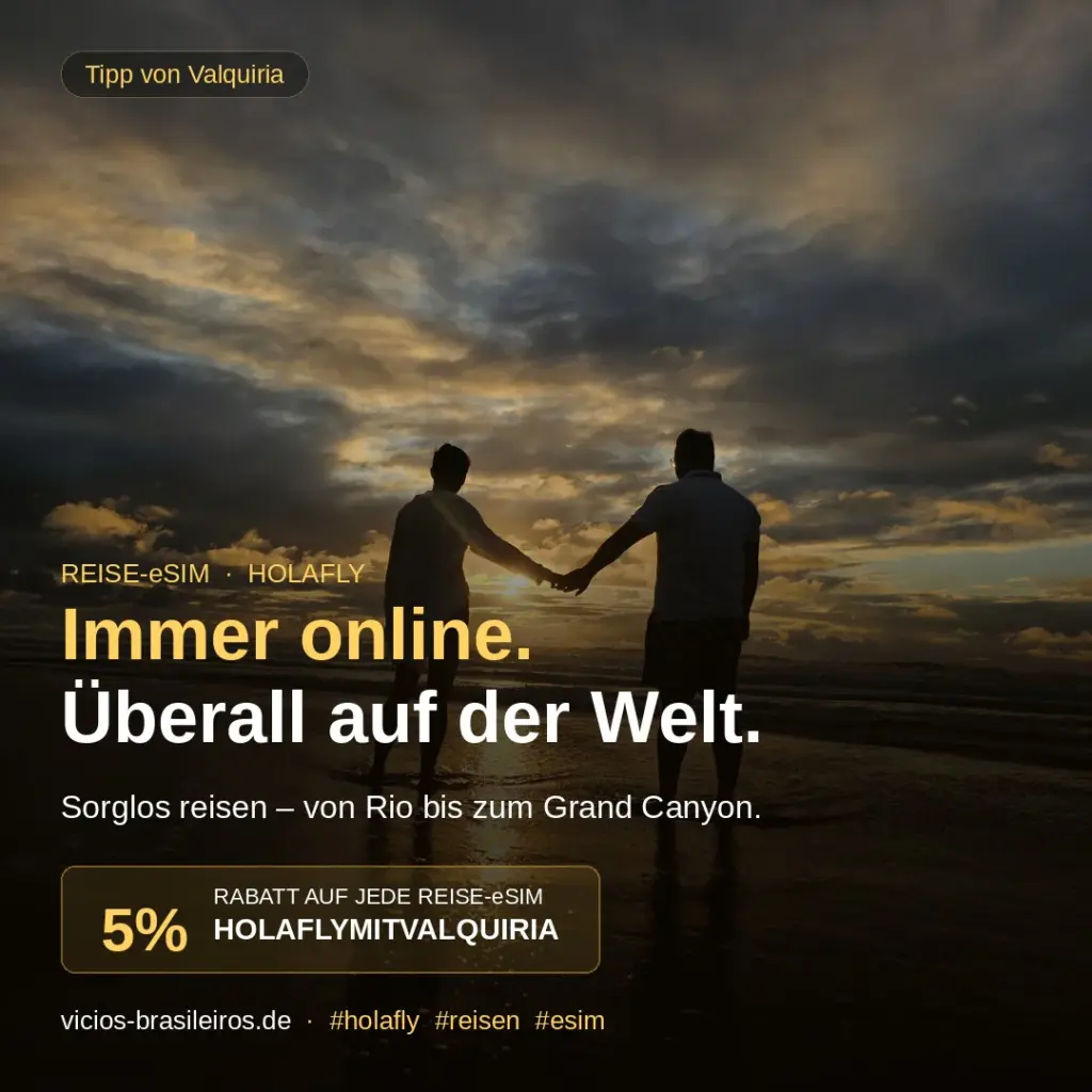 Pärchen hält Händchen am Strand bei dramatischem Sonnenuntergang – Holafly eSIM Reisetipp von Valquiria, 5 % Rabatt mit Code HOLAFLYMITVALQUIRIA
