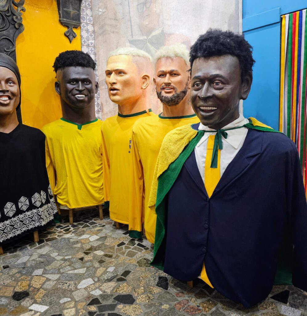 Reihe von Wachsfiguren berühmter brasilianischer Fußballspieler in gelben Nationaltrikots