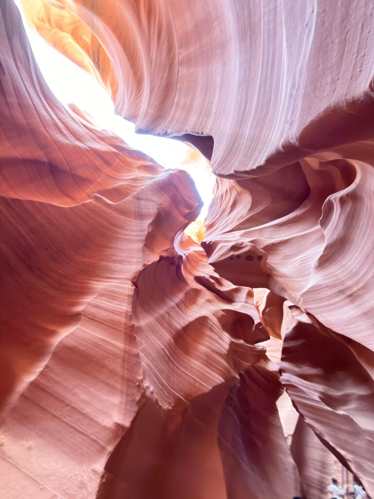 Geschwungene, wellenförmige Sandsteinwände im Lower Antelope Canyon mit hellem Lichteinfall von oben