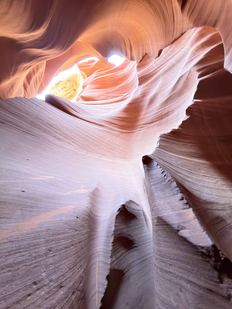 Fließende, herzähnliche Sandsteinformation im Lower Antelope Canyon mit Lichteinfall von oben