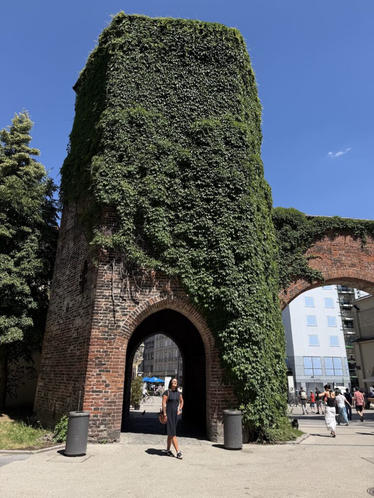 Efeuberankter Turm des Sendlinger Tors in München