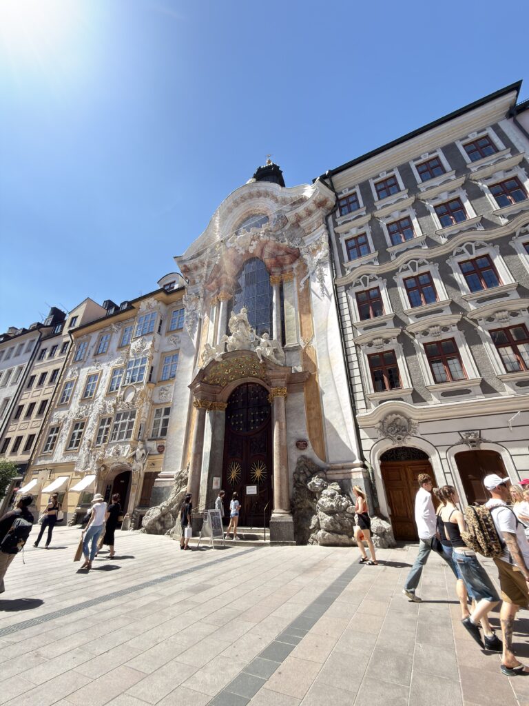 Barocke Fassade der Asamkirche in der Münchner Altstadt