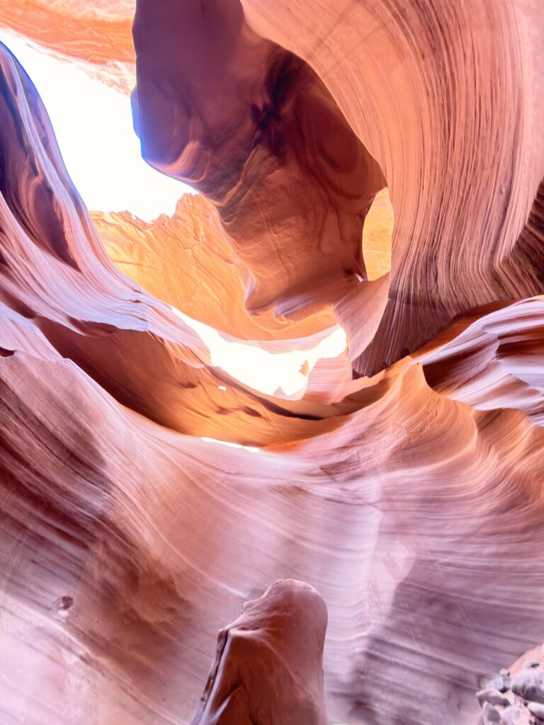 Geschwungene Sandsteinformationen im Lower Antelope Canyon mit hellem, goldenem Lichteinfall